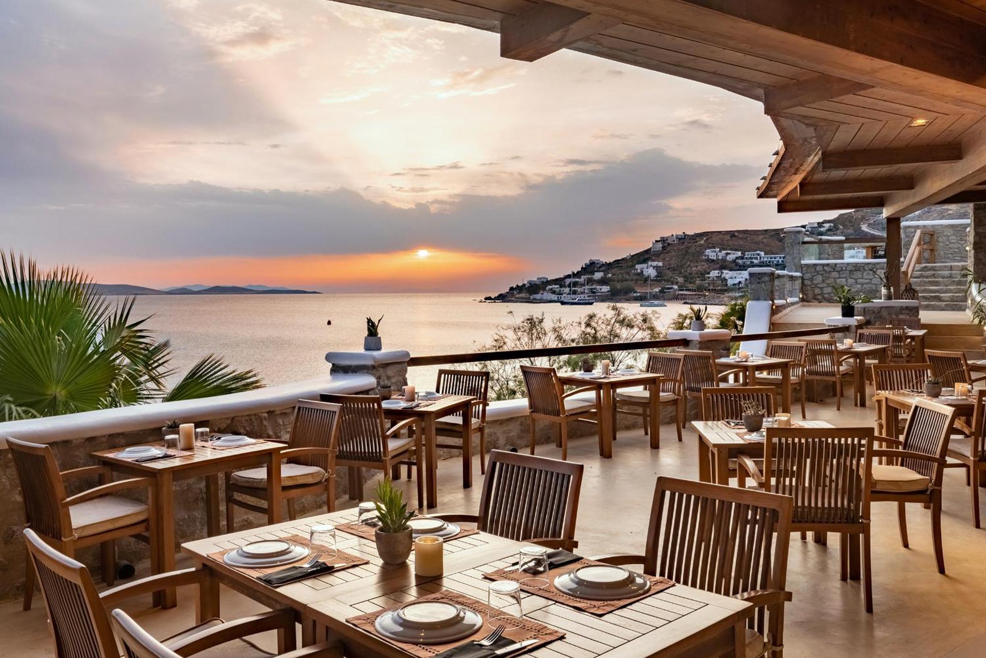 Saint John Hotel Villas & Spa Agios Ioannis Diakoftis Dış mekan fotoğraf Sunset at the Mykonos Grand Resort