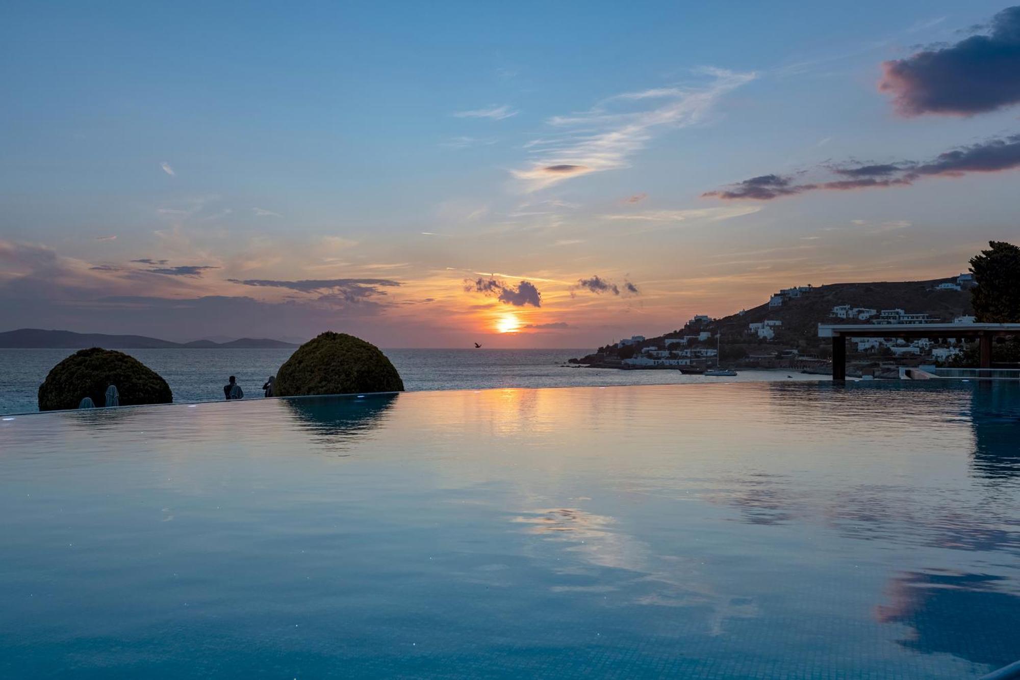 Saint John Hotel Villas & Spa Agios Ioannis Diakoftis Dış mekan fotoğraf Sunset at the pool