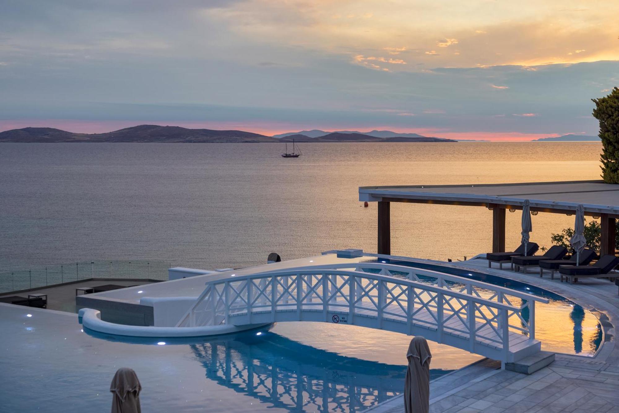 Saint John Hotel Villas & Spa Agios Ioannis Diakoftis Dış mekan fotoğraf Sunset at the Mykonos Villa