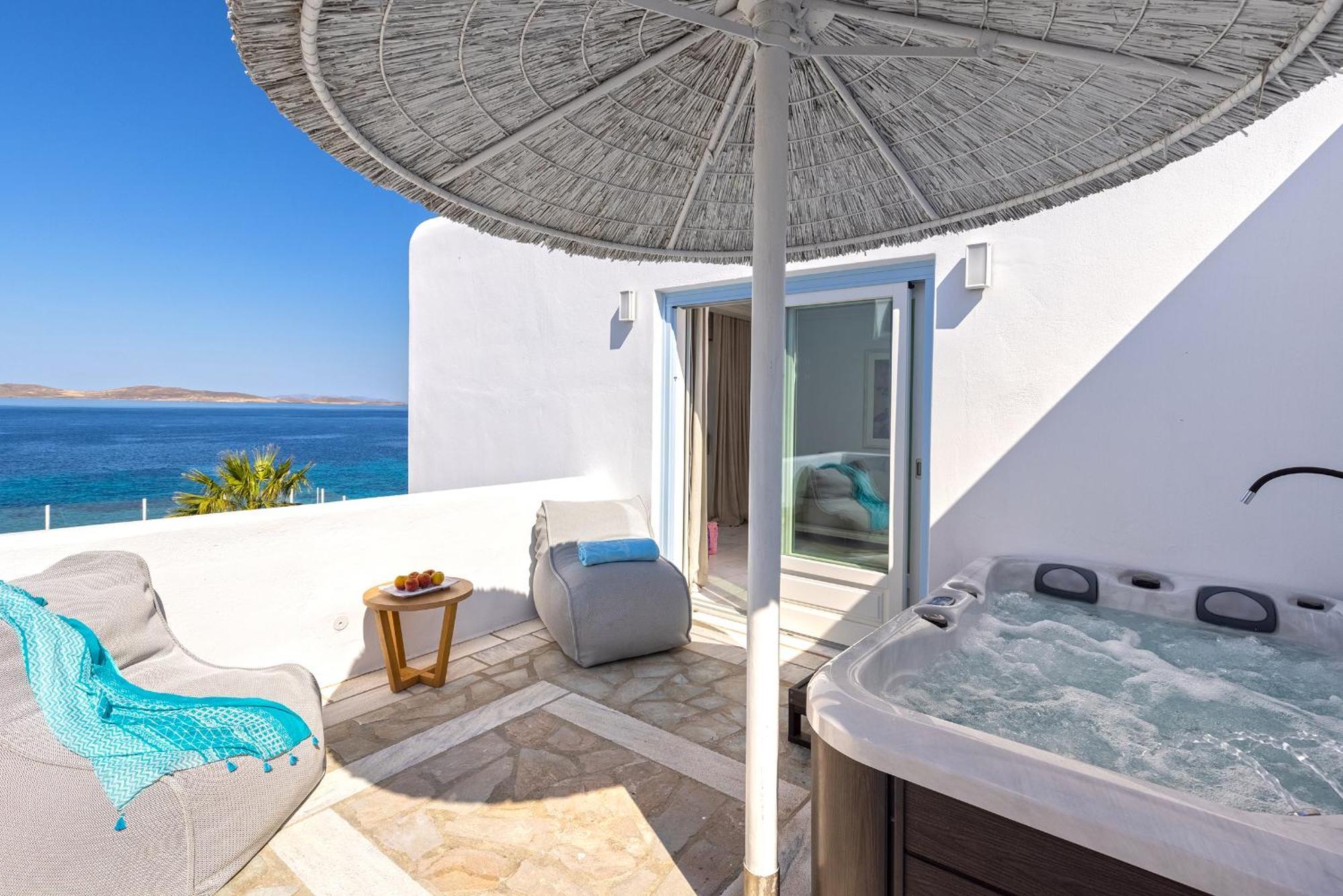 Saint John Hotel Villas & Spa Agios Ioannis Diakoftis Dış mekan fotoğraf A private hot tub at a hotel in Mykonos, Greece