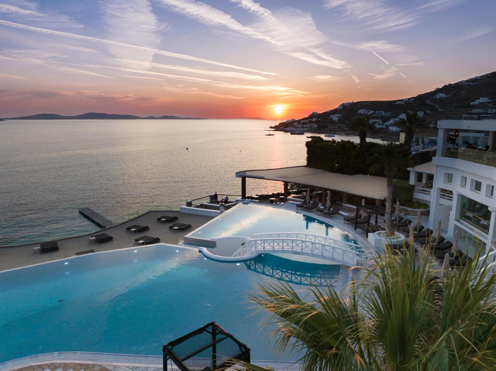 Saint John Hotel Villas & Spa Agios Ioannis Diakoftis Dış mekan fotoğraf Sunset at the Mykonos Grand Resort