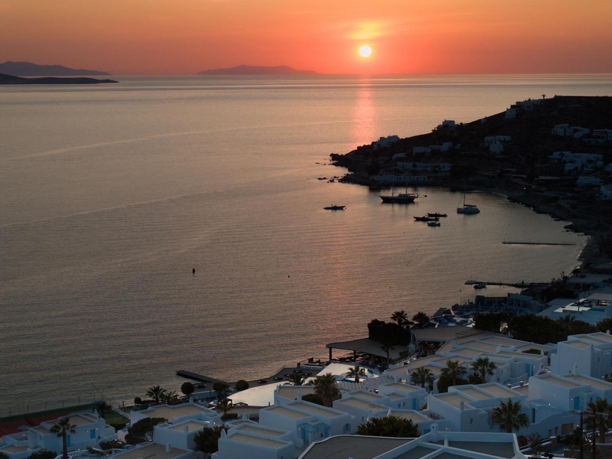 Saint John Hotel Villas & Spa Agios Ioannis Diakoftis Dış mekan fotoğraf Sunset over Mykonos