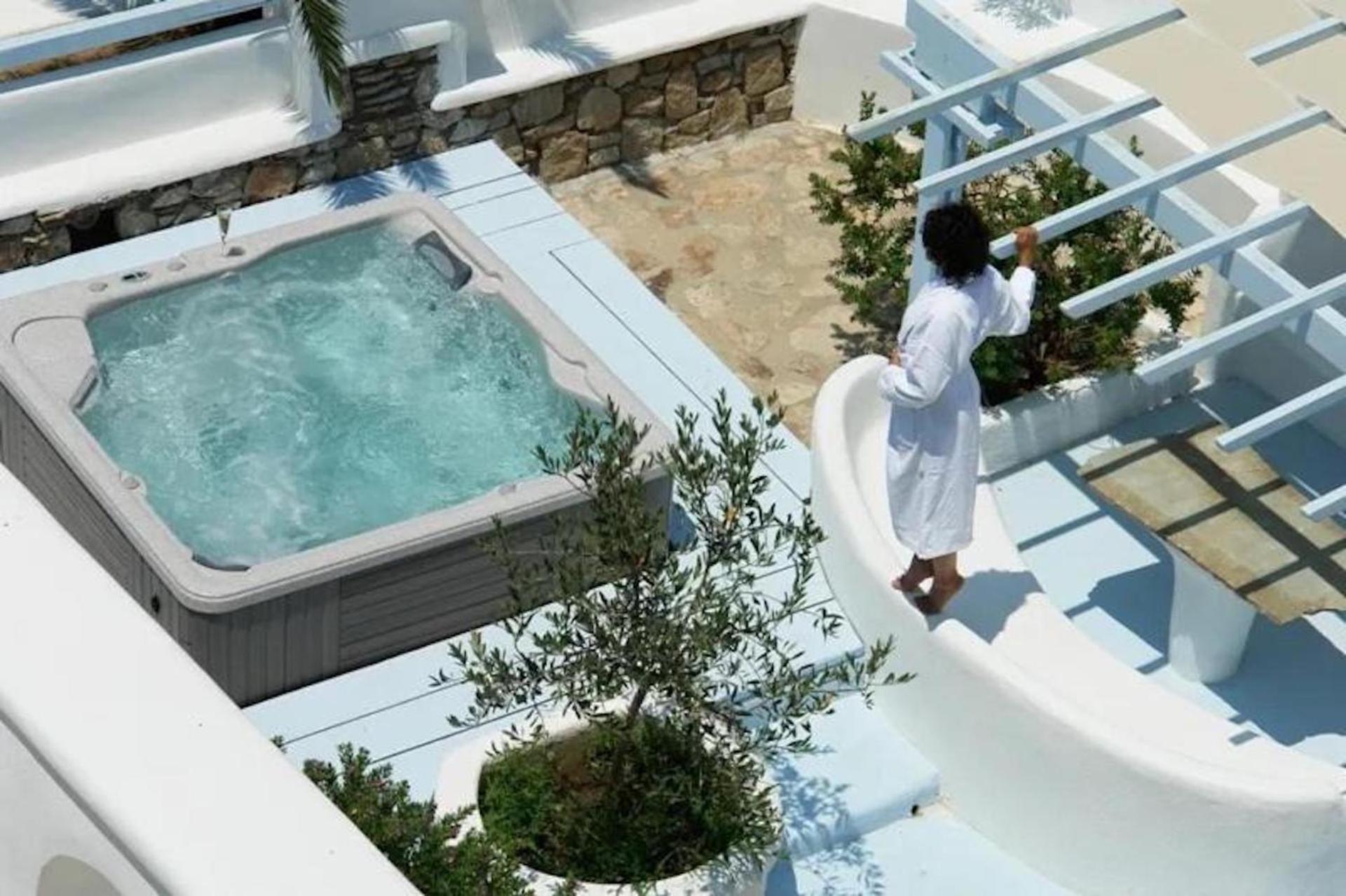 Saint John Hotel Villas & Spa Agios Ioannis Diakoftis Dış mekan fotoğraf A hot tub in Mykonos, Greece